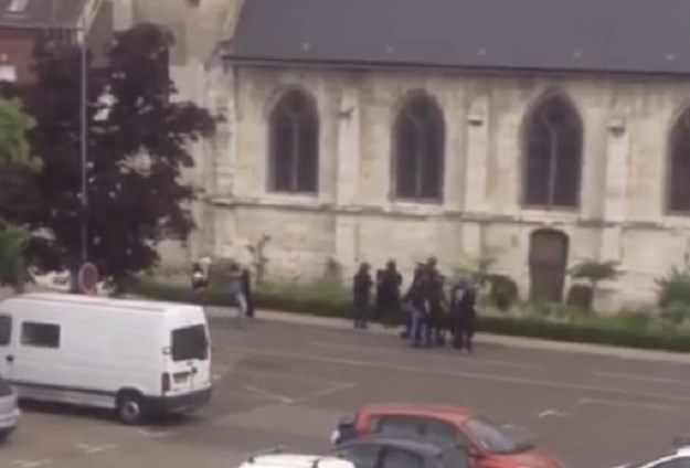Objavljena snimka okršaja policije i napadača koji su zaklali svećenika