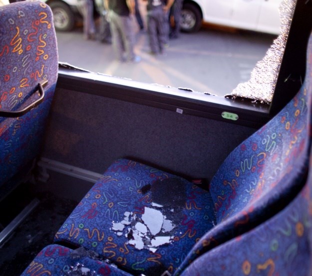 Policija privela trojicu huligana koji su kamenovali bus BBB-a u Nišu