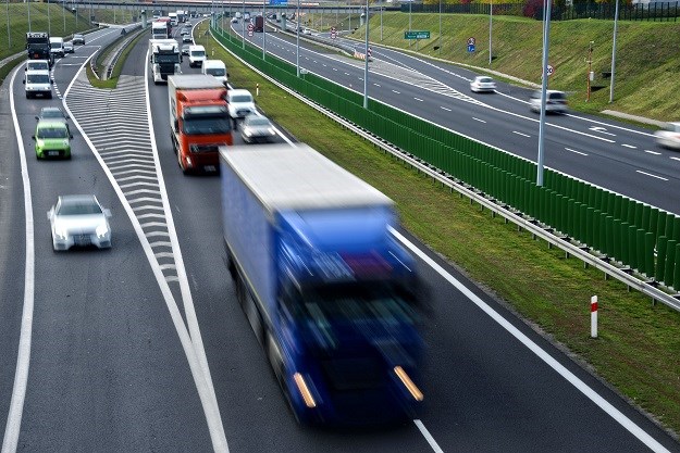 SAD planiraju elektronsko ograničenje brzine kamiona i autobusa