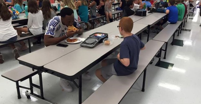 Slavni sportaš uočio dječaka kako ruča sam u školskoj kantini pa mu se pridružio