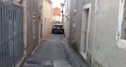 FOTO Talijan u Trogiru tražio prečac pa zaglavio u uskoj uličici