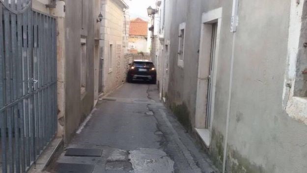 FOTO Talijan u Trogiru tražio prečac pa zaglavio u uskoj uličici