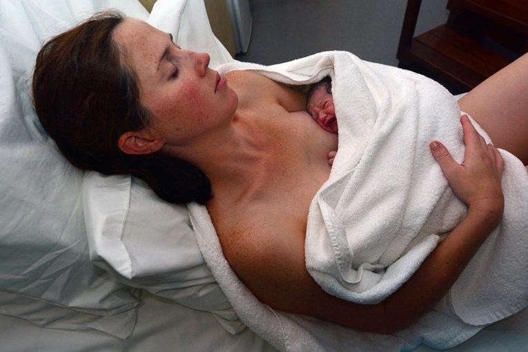 Horor u bolnici: Babice joj tijekom poroda gurale bebu nazad u vaginu