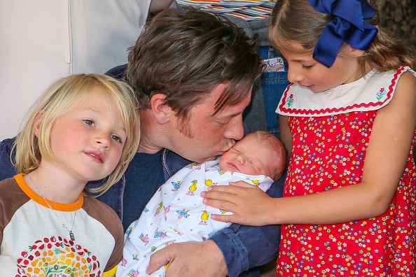 Velike seke prerezale pupčanu vrpcu petoj i zadnjoj bebi Jamieja Olivera!