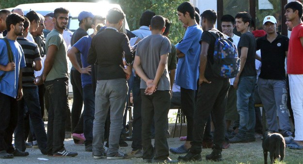 Izbjeglice spavaju po beogradskim parkovima da lakše uspostave vezu s krijumčarima ljudi