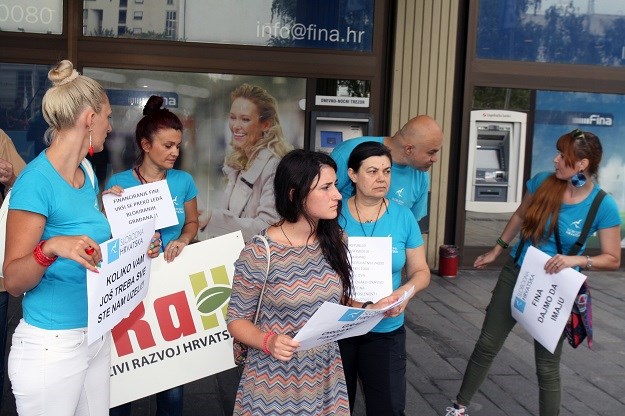 Članovi koalicije "Nema prodaje" pred Finom izveli igrokaz i najavili borbu protiv deložacija
