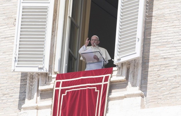 Papa otkazao govor kako bi se pomolio za žrtve potresa