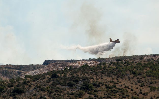 Biokovo i dalje gori: Požar gase avioni i helikopter