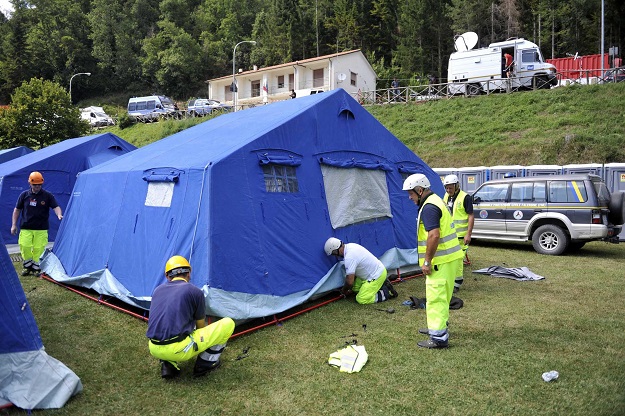 Vlada popustila nakon pobune mještana: Sprovod poginulih u potresu održat će se večeras u Amatriceu