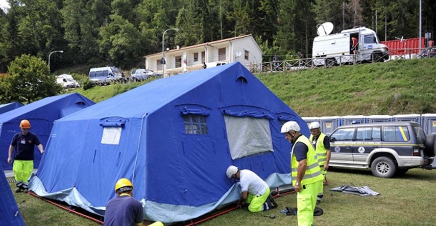 Vlada popustila nakon pobune mještana: Sprovod poginulih u potresu održat će se večeras u Amatriceu