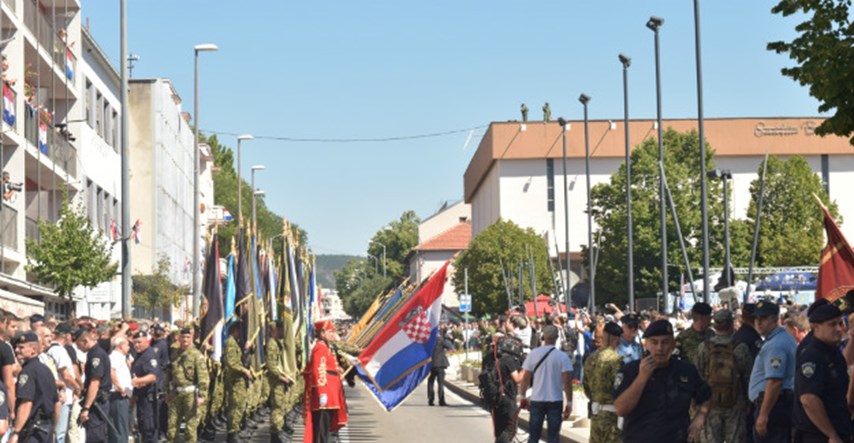 Policija objašnjava pasivnost u Kninu: Nije jednostavno uhititi 19 izgrednika pred tolikom gomilom