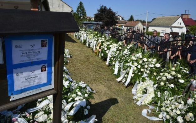 Tuga u Čaglinu: Djevojke koje su poginule u prometnoj nesreći pokopane u zajedničku grobnicu