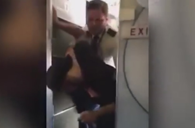VIDEO "Skidaj ruke sa stjuardese!": Pilot srušio pijanog putnika na pod i postao internet senzacija