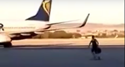 VIDEO Shvatio da kasni na let, pa skočio na pistu i pokušao zadržati avion