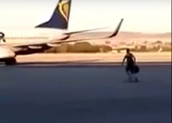 VIDEO Shvatio da kasni na let, pa skočio na pistu i pokušao zadržati avion