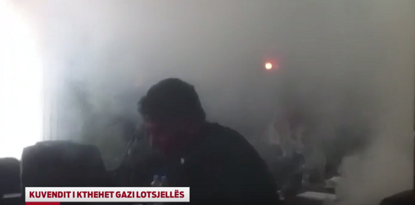 VIDEO Ponovo bačen suzavac u kosovskom parlamentu