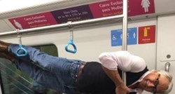 Fit djedici ponudili da sjedne u metrou, a on odbio gimnasticirajući