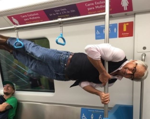 Fit djedici ponudili da sjedne u metrou, a on odbio gimnasticirajući