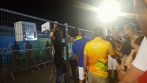 Djevojka gura glavu kroz ogradu za sliku s Đokovićem