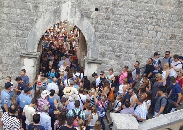 Dubrovnik zatvara svoja vrata, povećavaju se cijene, a za domaće se uvodi "propusnica"