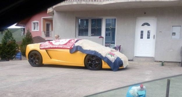 FOTO Bosanac ćilimom i dekama zaštitio Lamborghini od vrućine pa postao hit na Fejsu