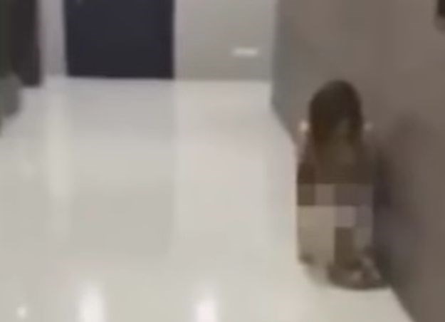 VIDEO Bijesna supruga muževu ljubavnicu golu izbacila iz stana