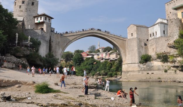 Nastavlja se potraga za mladićem koji je jučer skočio sa Starog mosta u Mostaru, ali nije izronio