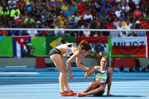 Olimpijski duh na vrhuncu: Usred utrke stala i podignula konkurenticu koja je pala