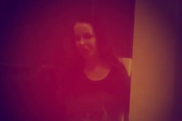 Nina Morić objavila bizarni video na Facebooku, ruke joj vezane?