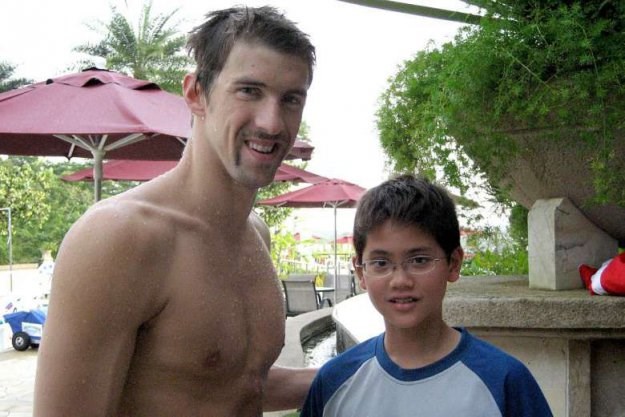 Dječak s ove fotografije s Phelpsom danas je junak Singapura i milijunaš