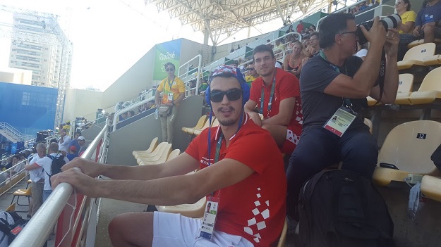 Šarić s kapicom na glavi bodrio hrvatske vaterpoliste