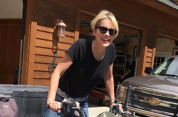 FOTO Sharon Stone i u 59. godini nosi minijaturni badić i pali fanove