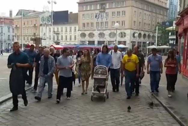 VIDEO Kao Sinčić Božji: Vođa Živog zida okružen sljedbenicima gurao sina na Markov trg