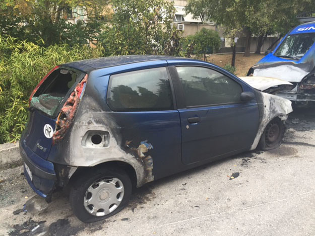 FOTO U Splitu izgorio Fiat Punto