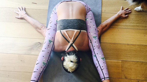 Miley Cyrus zabrinula fanove - "Ne, nisam se strgala, samo izvodim zahtjevnu jogu"