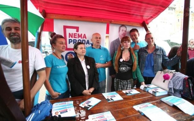 FOTO Na predstavljanju liste koalicije Stipe Petrine svi su gledali samo u grudi jedne kandidatkinje