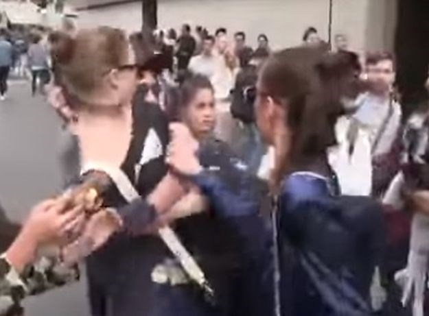 VIDEO Gigi Hadid napao prankster, a ona ga izudarala