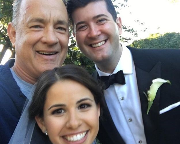 Tom Hanks uletio mladencima na vjenčanu fotku i totalno ih raspametio