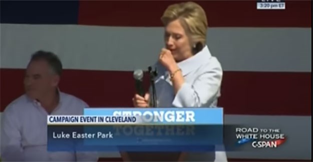 VIDEO Hillary Clinton usred govora imala teški napadaj kašlja