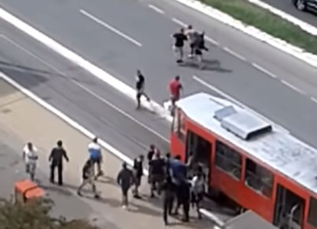 VIDEO Dvadeset huligana brutalno isprebijalo navijača uoči derbija Partizana i Crvene Zvezde