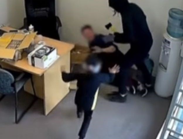VIDEO Hrabra djevojčica pokušala obraniti radnika od pljačkaša sa sjekirom