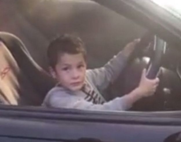 VIDEO Snimio sina u autu pa mu oduzeli i auto i dijete