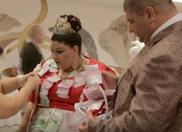 VIDEO Na bizarnoj svadbi mladenku kitili s tisućama eura