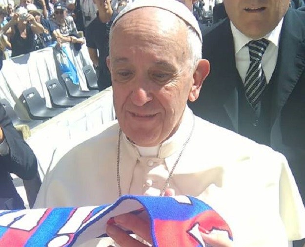 Papa Franjo na poklon dobio šal Hajduka
