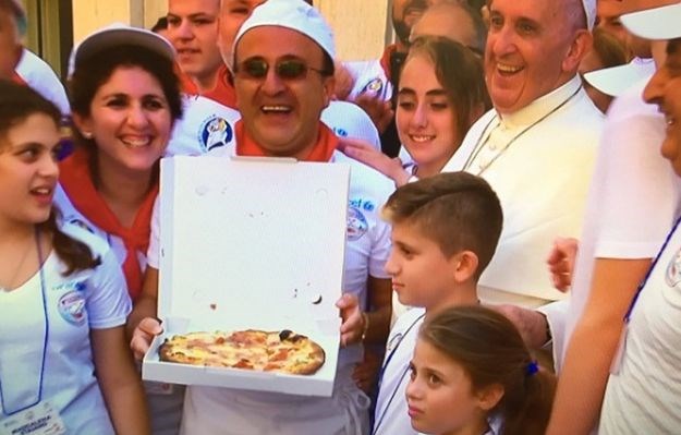 Papa u čast Majke Tereze beskućnicima podijelio pizze