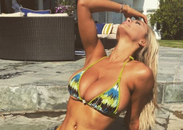 Postaju li sise Lindsey Pelas veće?