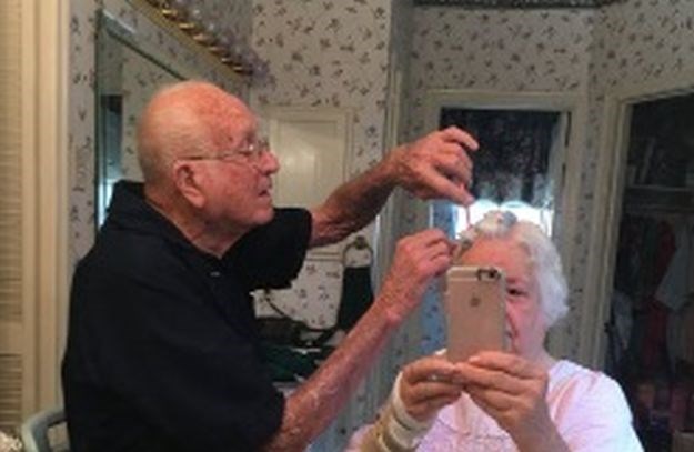Stari bračni par u jednoj fotki pokazao što je prava ljubav