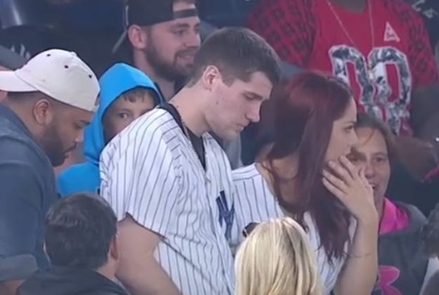 VIDEO Tip htio zaprositi djevojku na stadionu pa napravio totalni kaos