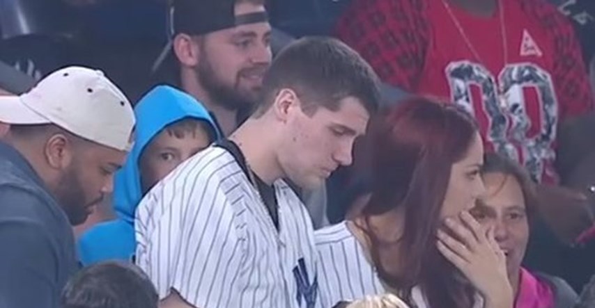VIDEO Tip htio zaprositi djevojku na stadionu pa napravio totalni kaos
