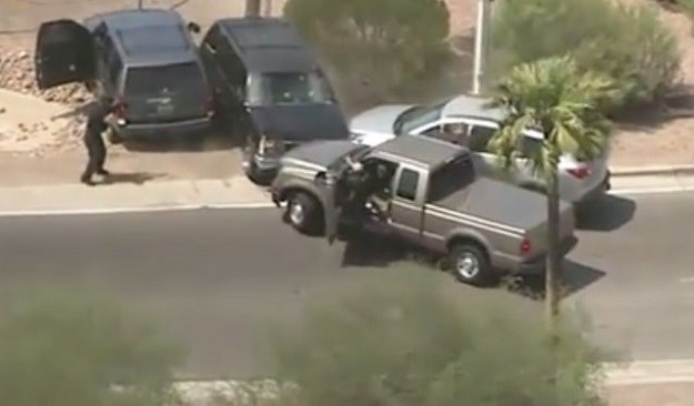 UZNEMIRUJUĆI VIDEO Policajac u Phoenixu ustrijelio pljačkaša